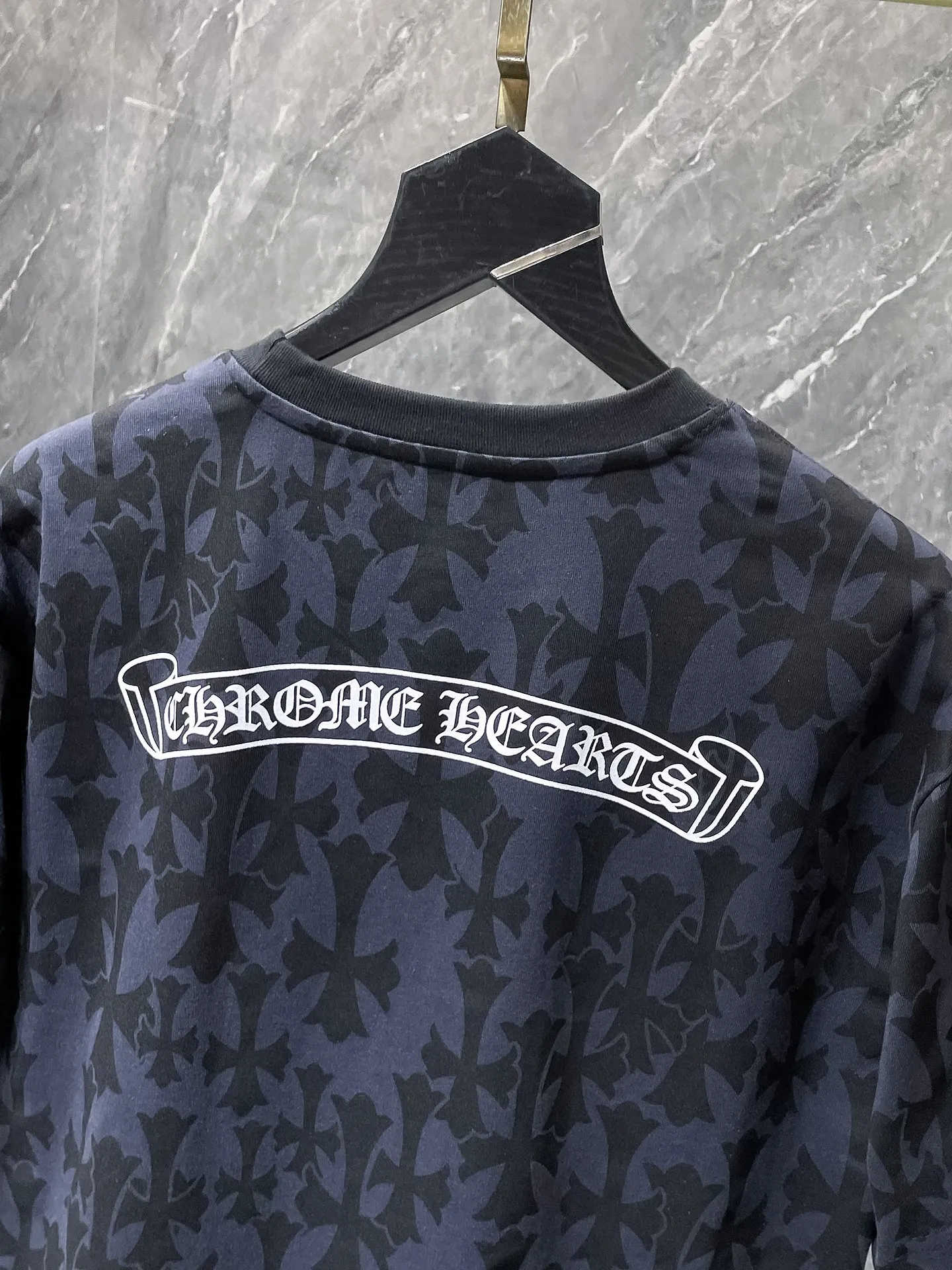P150 New Chrome Hearts 25ss for summer. High-weight, environmentally friendly and high-quality top-grade fabric. 275g~270g. Customized version with cross-printed short-sleeves. Counter synchronization. Re-engraved version 1:1. Recommended color: customized version black and gray. Size: S, M, L, XL.
